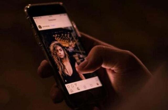 Un hombre charla con una chica en una sala de chat de sexo en línea.